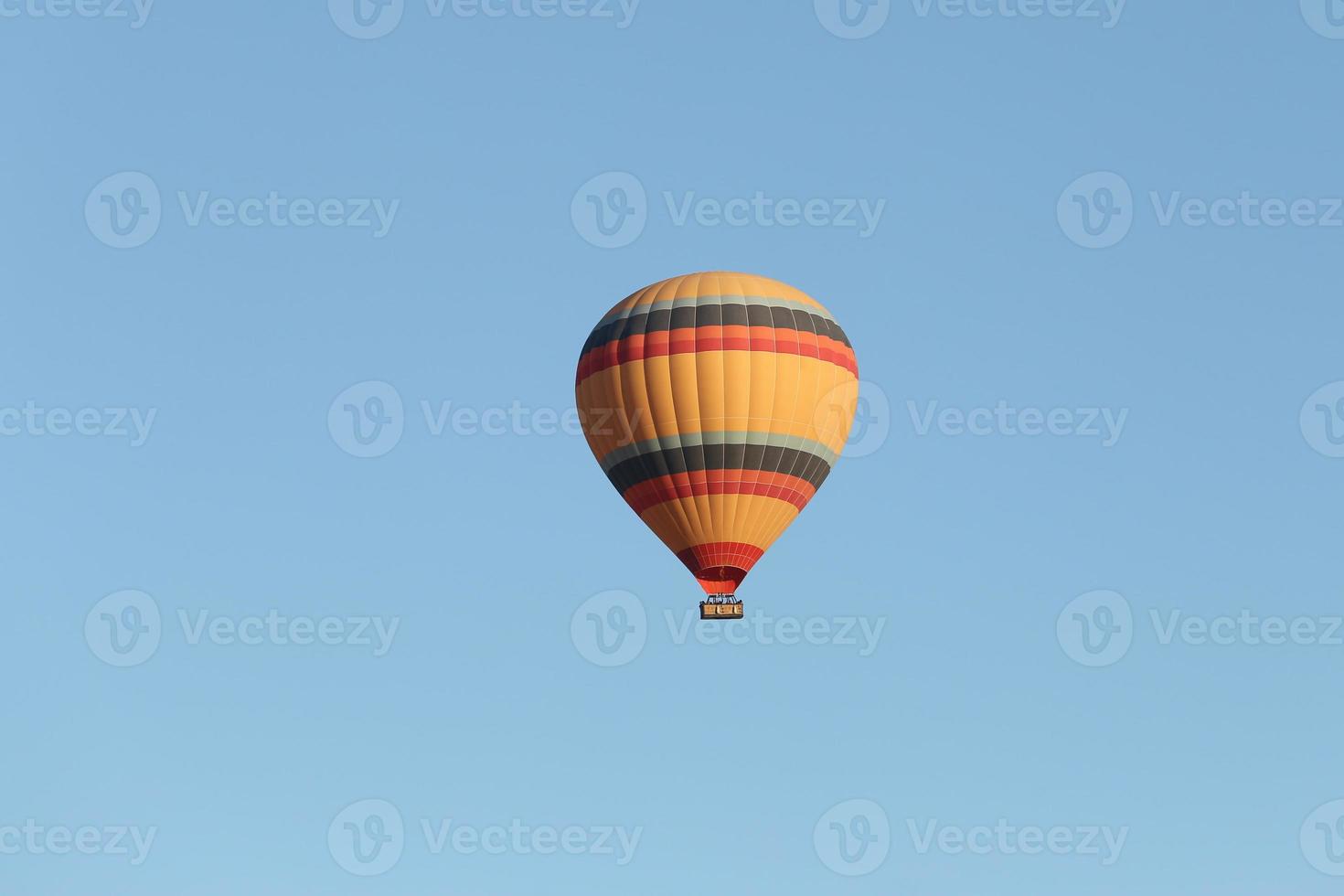 globo aerostático sobre la ciudad de goreme foto