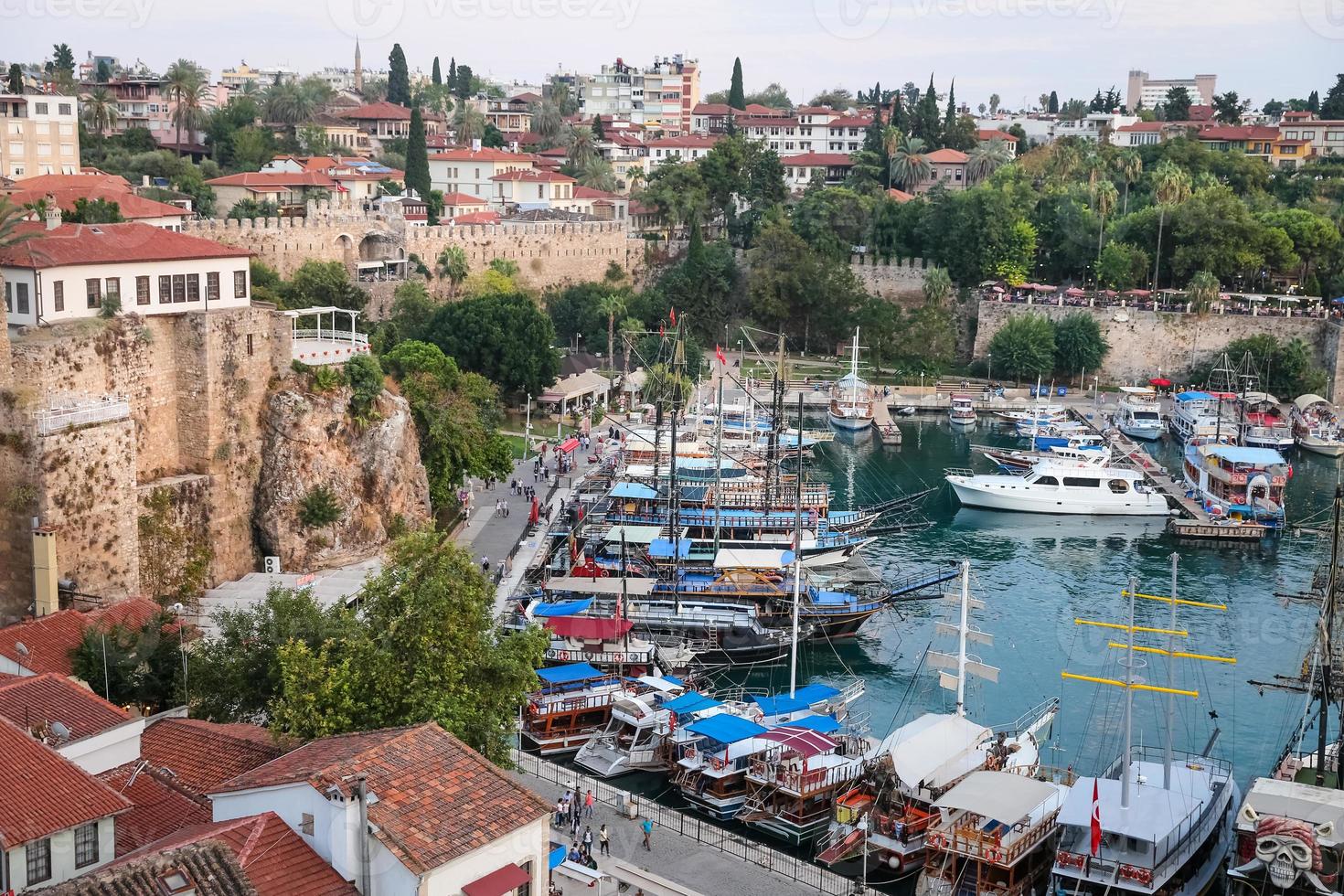 barcos en el puerto de antalya, turquía foto