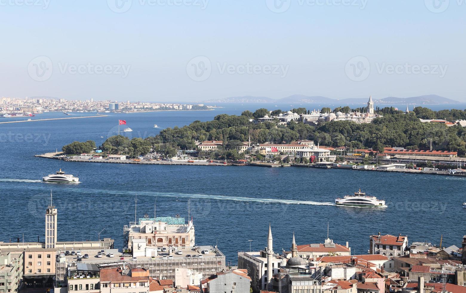 karakoy y palacio topkapi en la ciudad de estambul foto