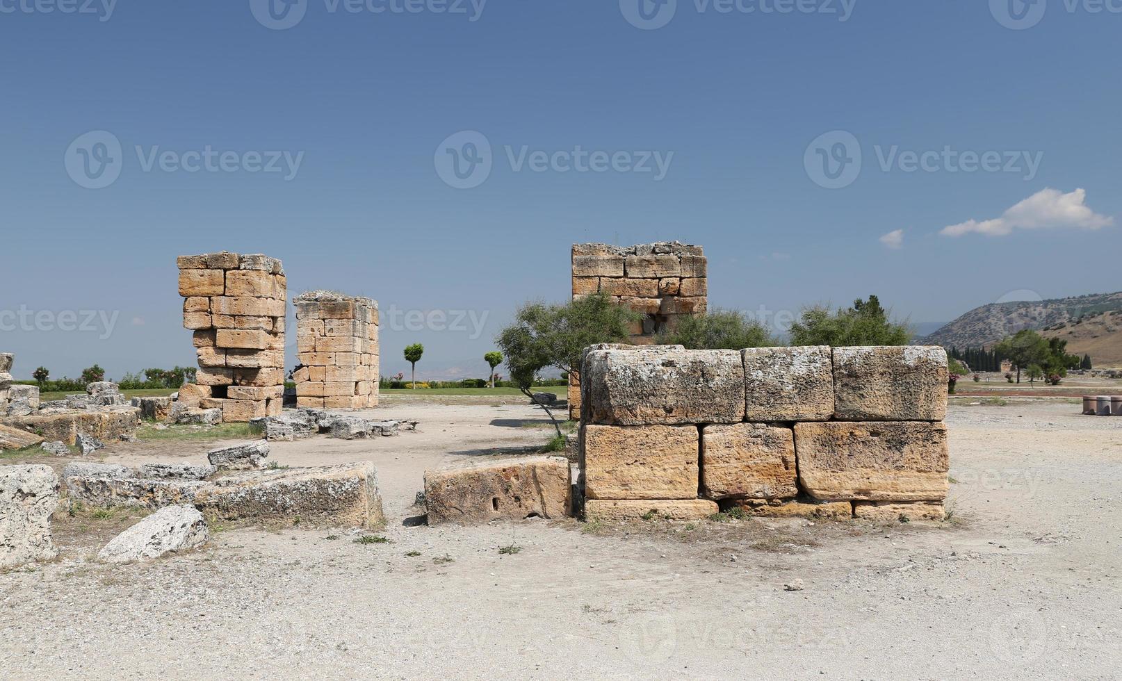 ruinas en la ciudad antigua de hierápolis, turquía foto