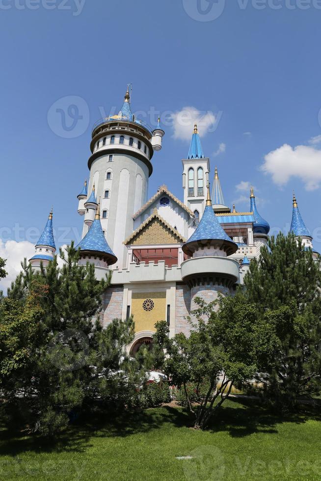 castillo de cuento de hadas en el parque científico, artístico y cultural de sazova en la ciudad de eskisehir foto