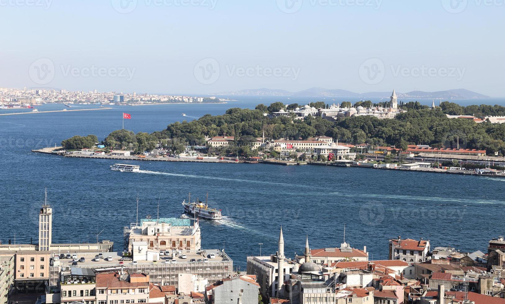 karakoy y palacio topkapi en la ciudad de estambul foto