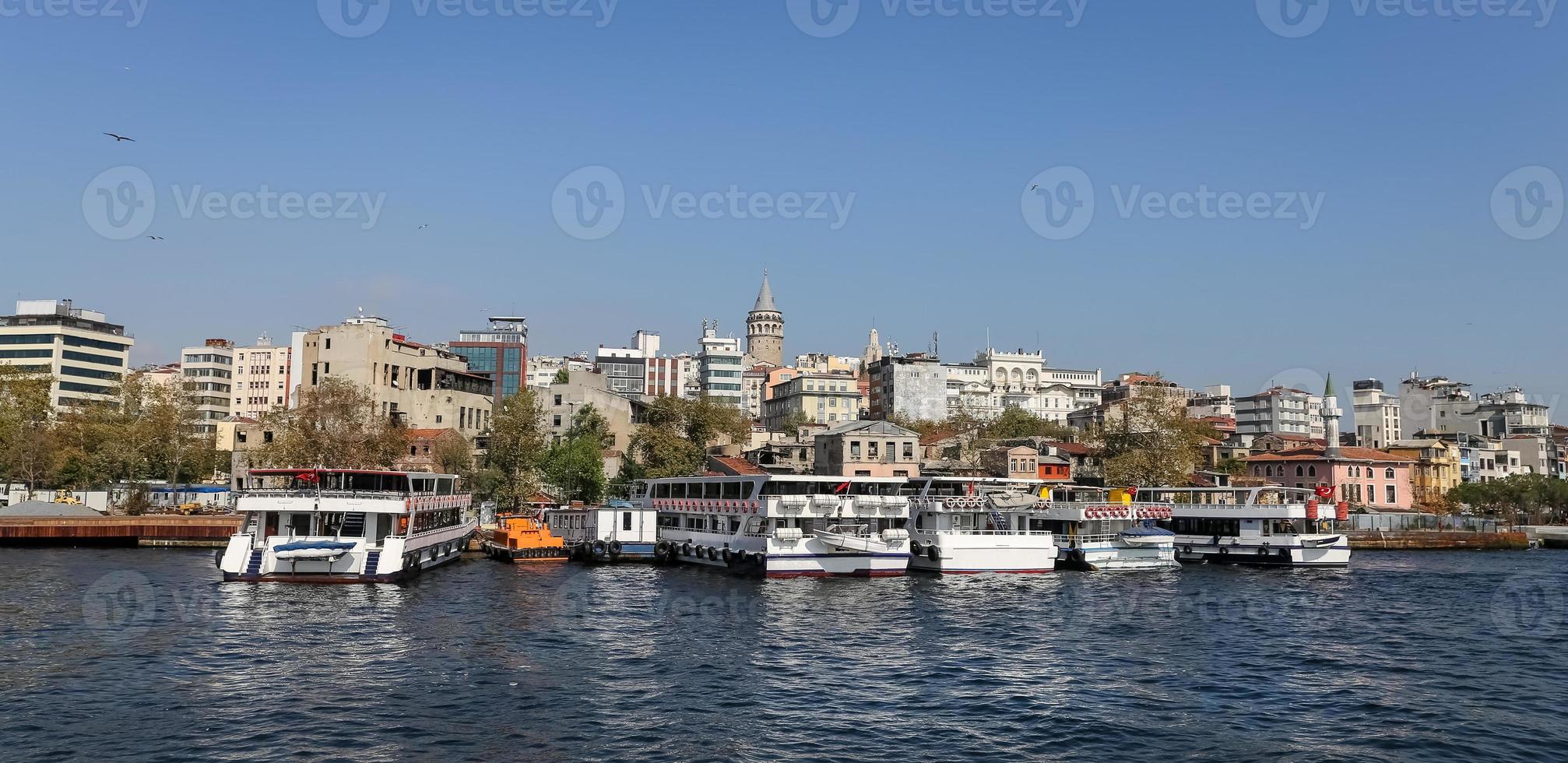 distrito de karakoy y flor de galata en estambul foto