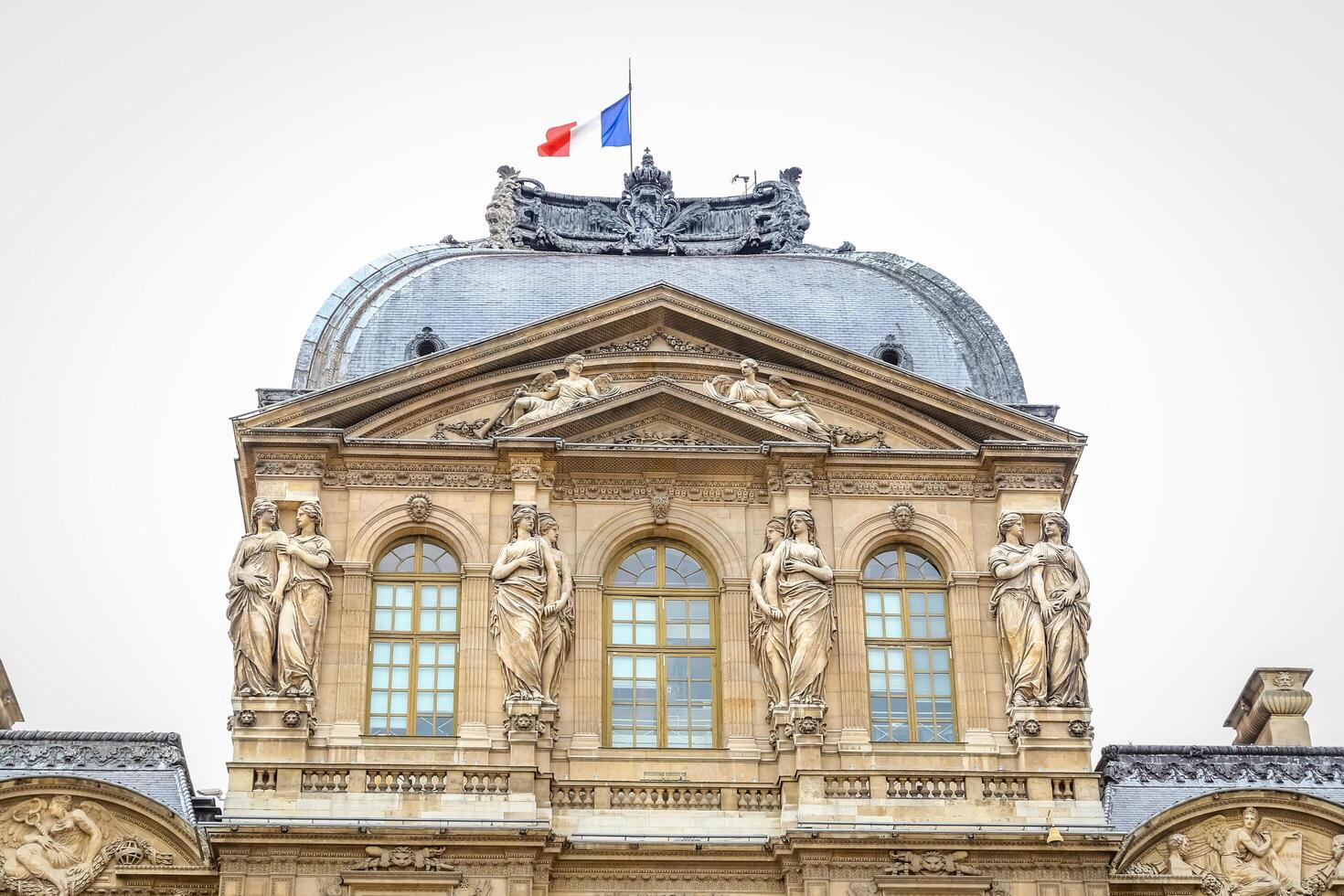 museo del louvre en la ciudad de paris foto