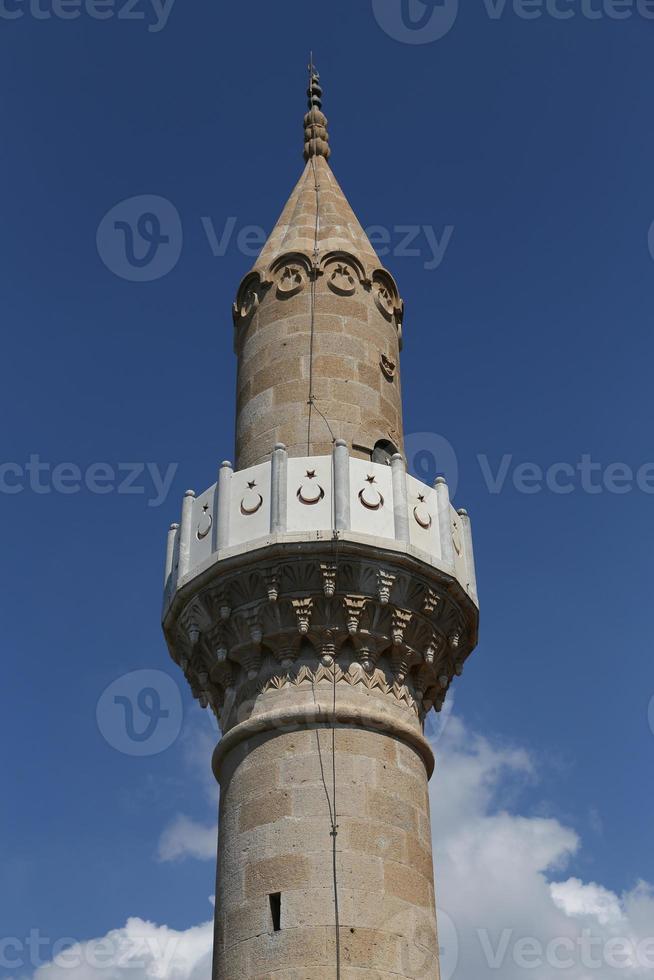 minarete de la mezquita del castillo de bodrum en turquía foto