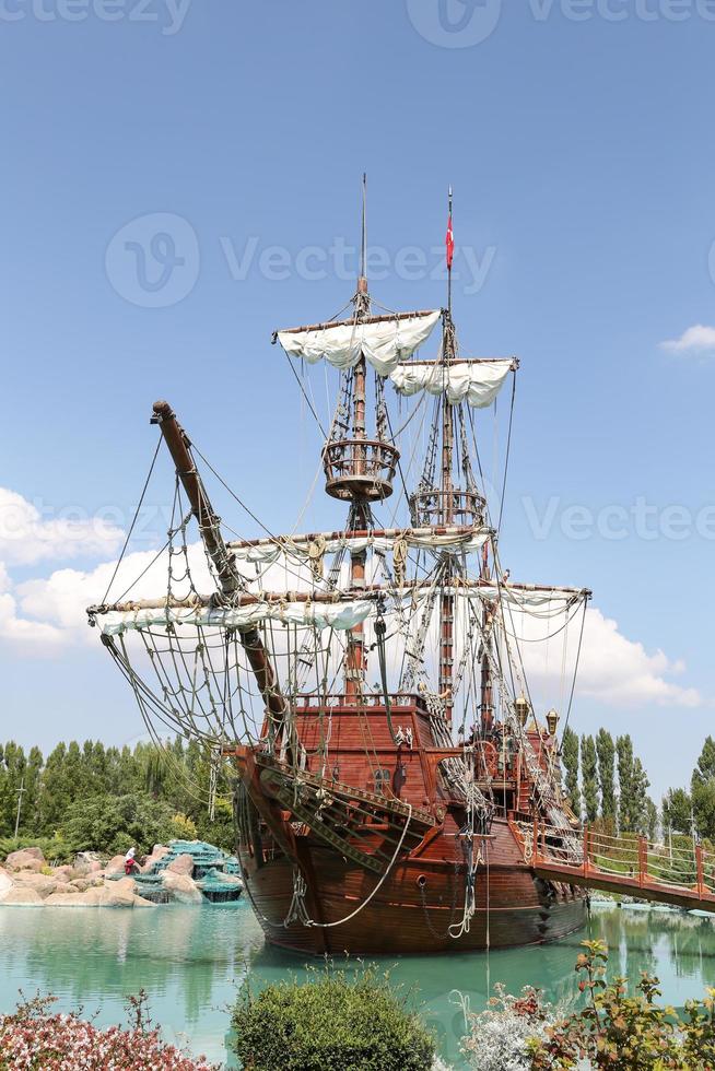barco pirata en el parque científico, artístico y cultural de sazova en la ciudad de eskisehir foto