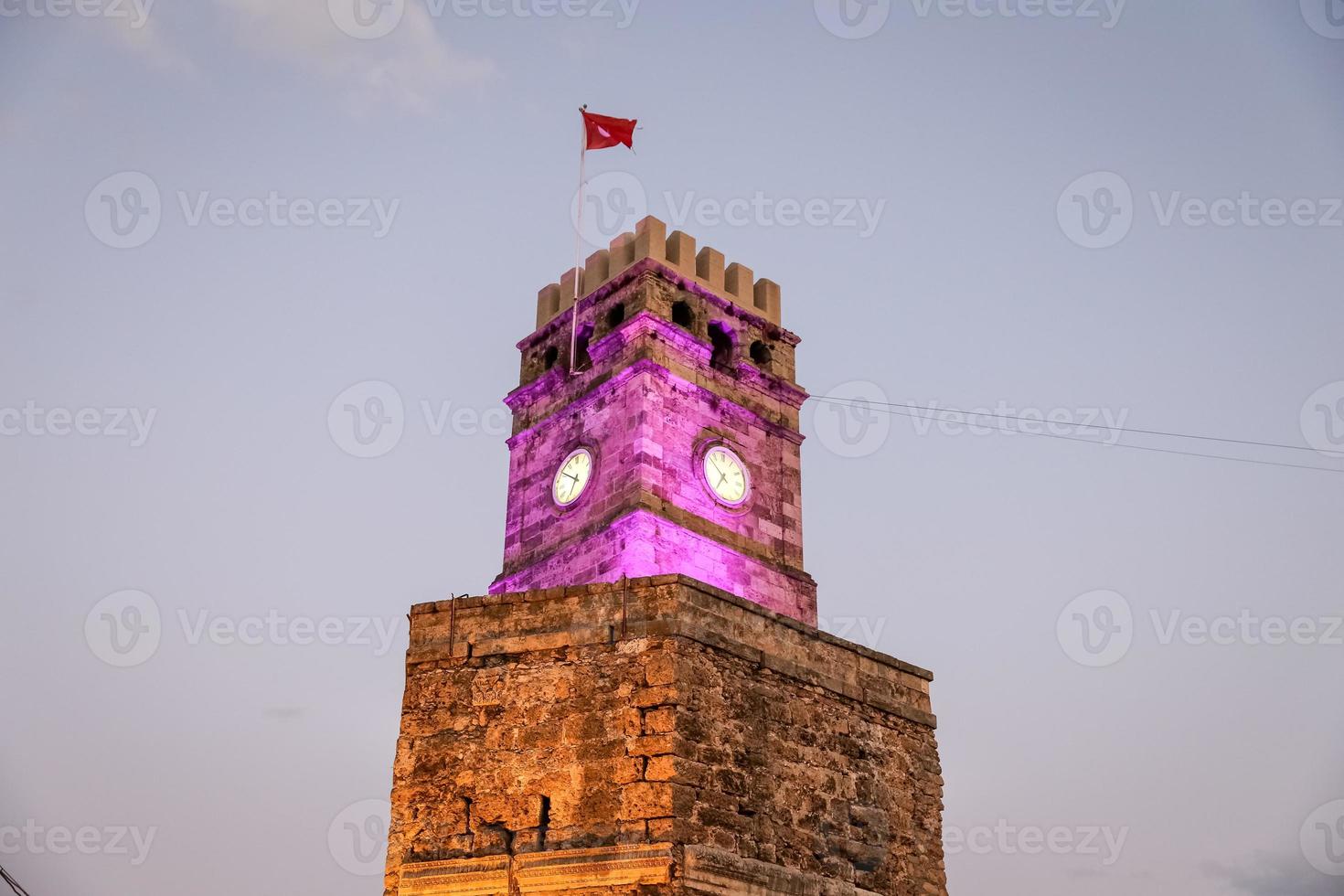 torre del reloj en la ciudad de antalya, turquía foto