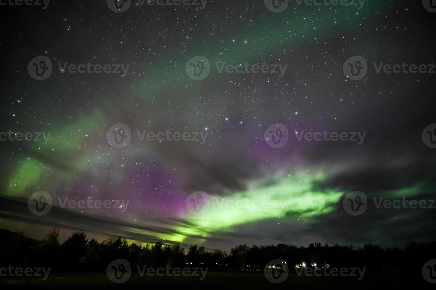 aurora boreal sobre islandia foto