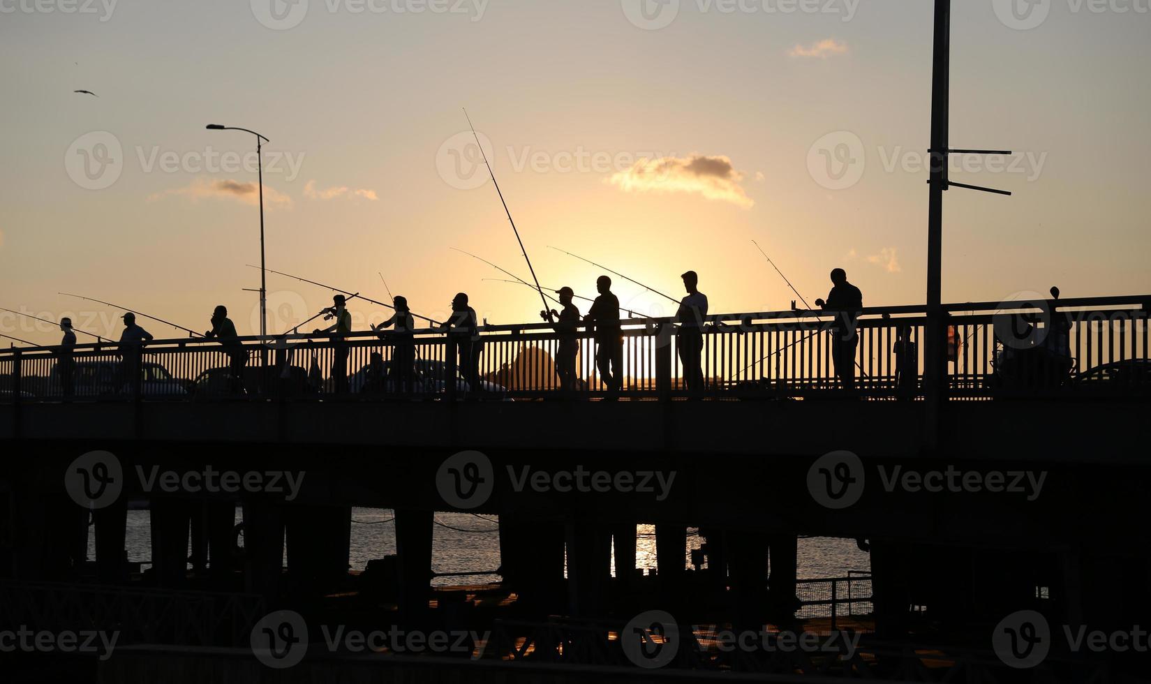 pescadores en el puente unkapani, estambul, turquía foto