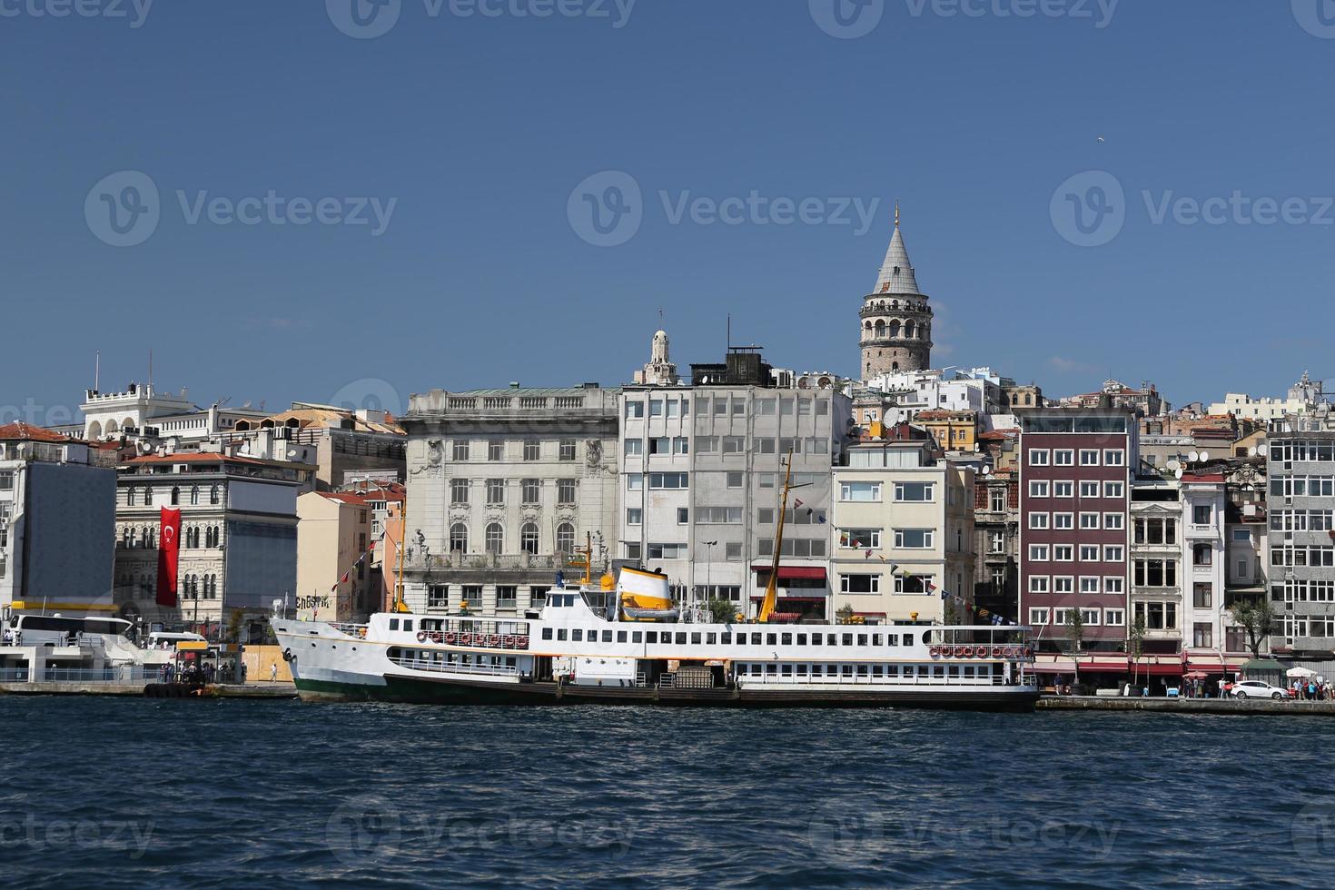 torre karakoy y galata en la ciudad de estambul foto