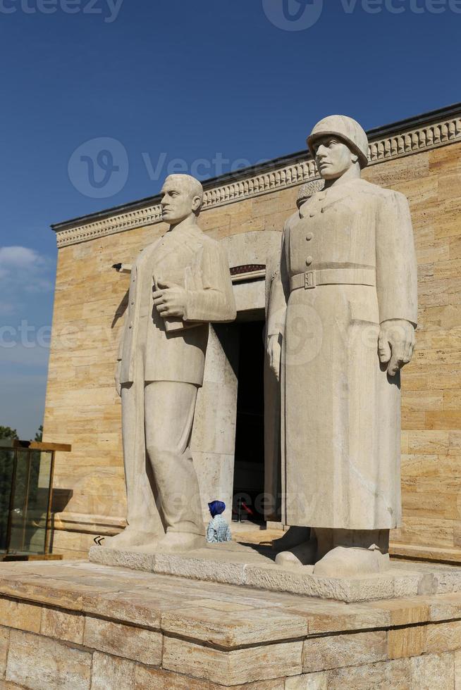 escultura de hombres turcos ubicada en la entrada del camino de los leones en anitkabir foto