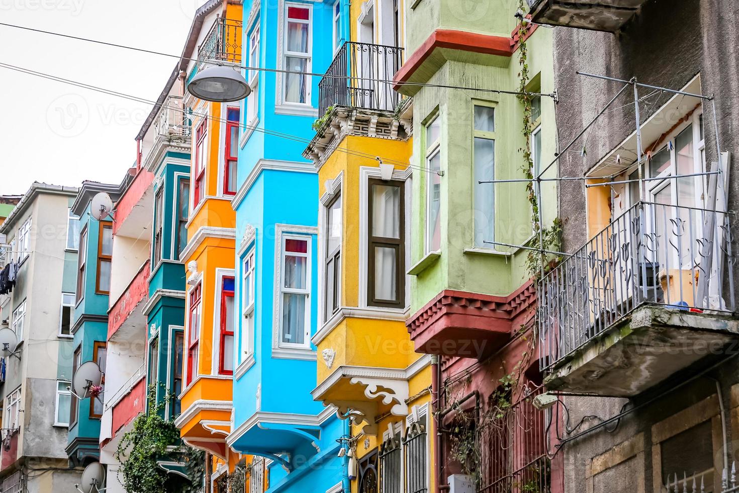 casas antiguas en el distrito fener, estambul, turquía foto