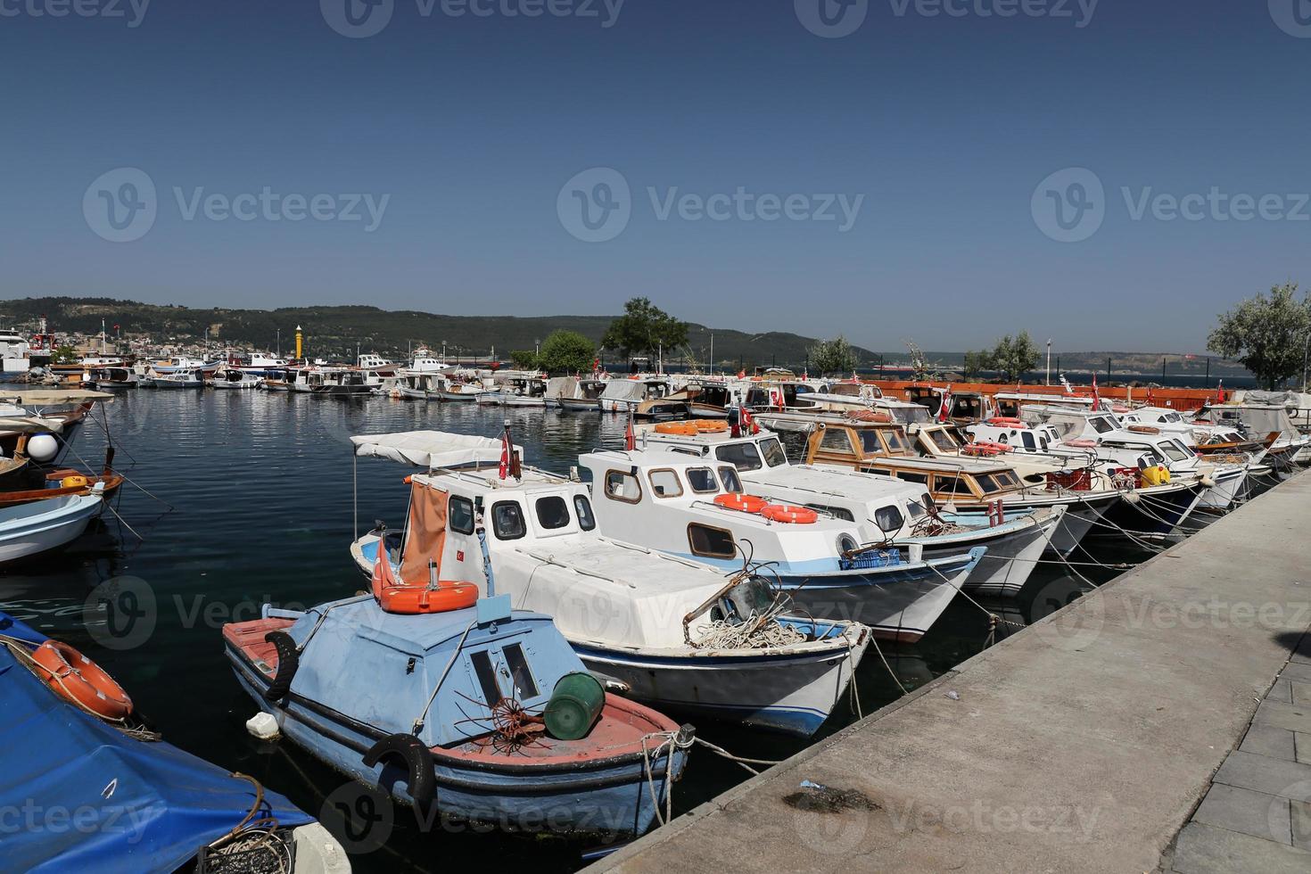 barcos de pesca en el puerto de canakkale foto