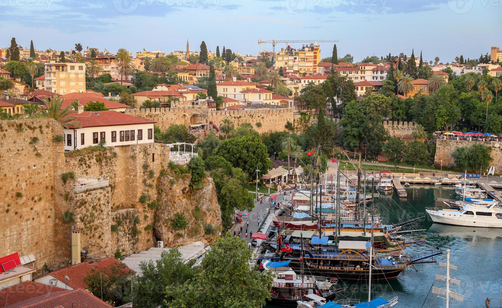 barcos en el puerto de antalya, turquía foto