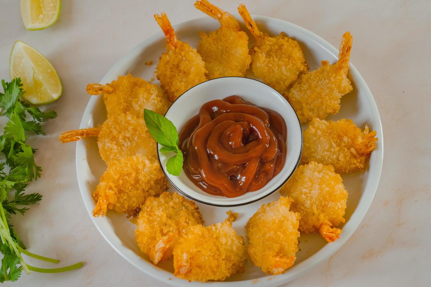 ligeramente empanizados y luego fritos, esta receta clásica de camarones fritos es completamente adictiva foto