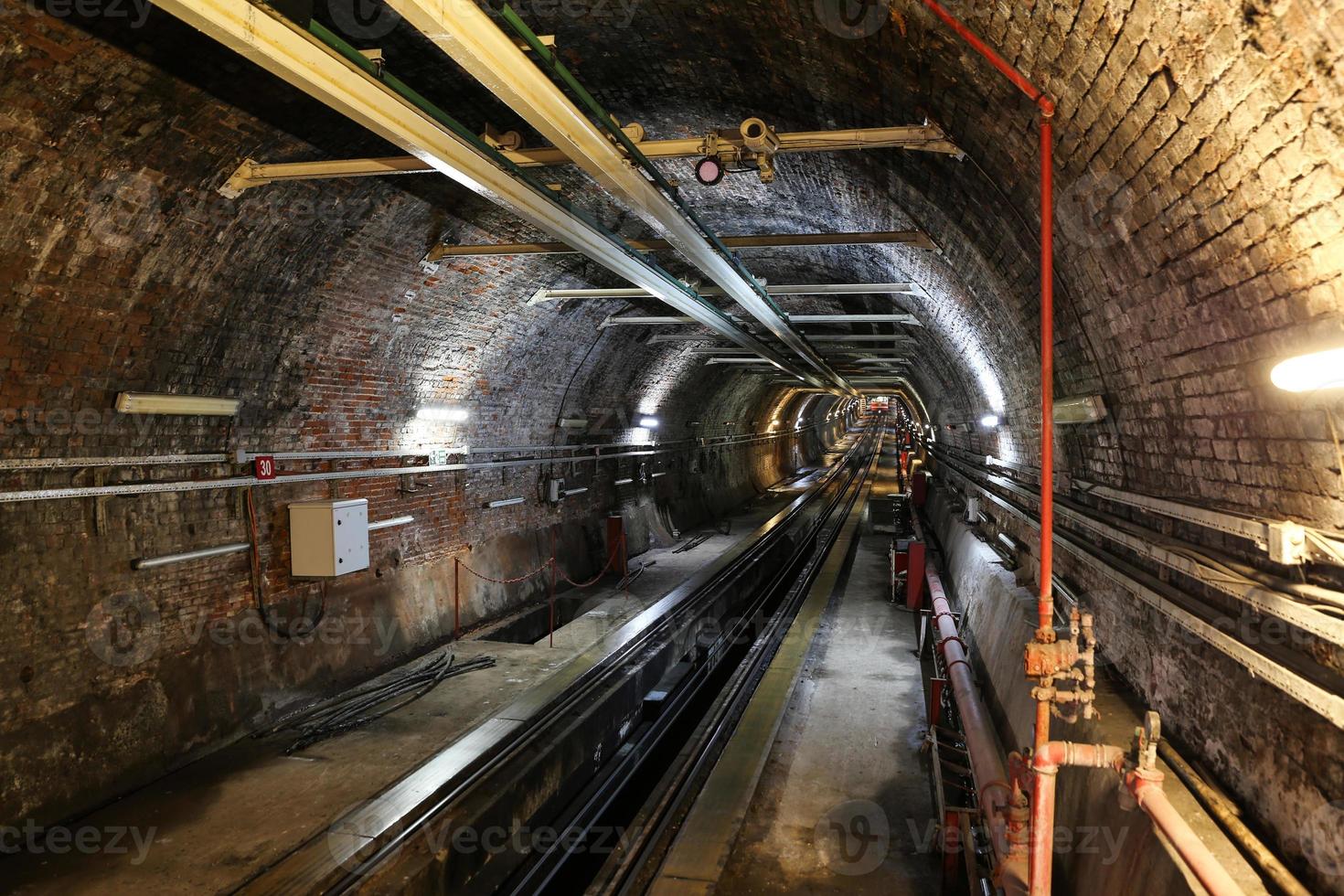 antigua línea de túnel en la ciudad de estambul foto
