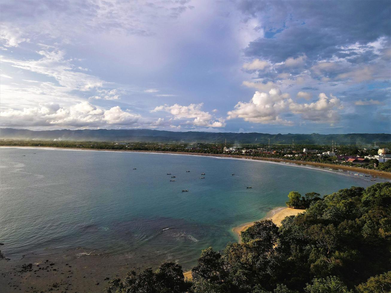 ciamis, java occidental-indonesia, 12 de mayo de 2022 - hermosa vista aérea panorámica de la playa de pangandaran. foto