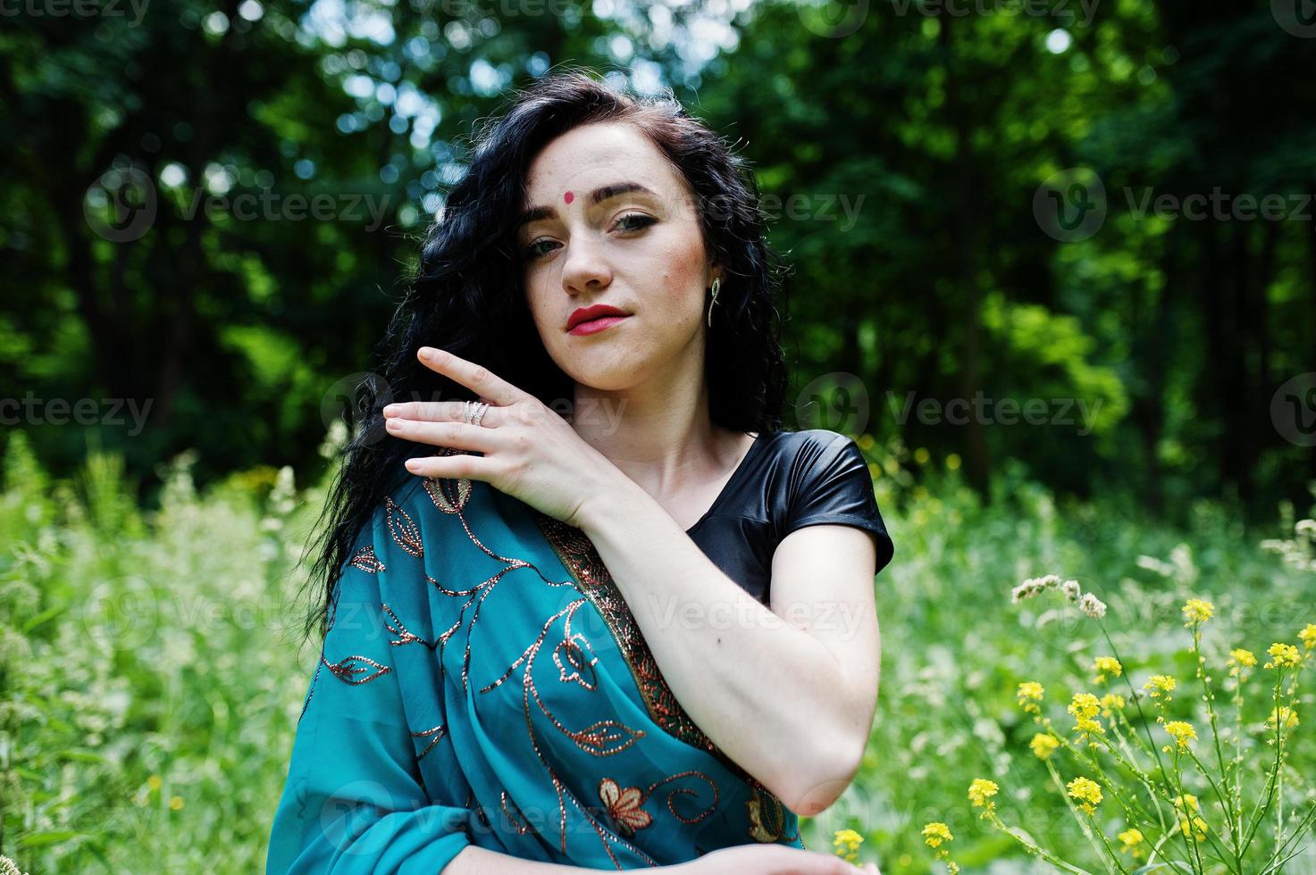 retrato de una hermosa brumette india o modelo de mujer hindú. traje tradicional indio lehenga choli. foto