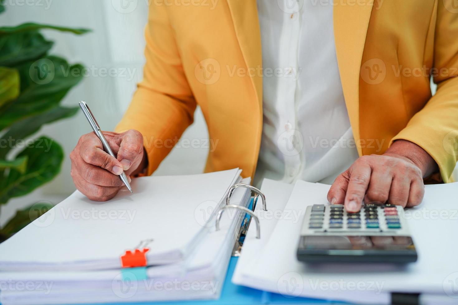 mujer de negocios ocupada trabajando con documentos en la oficina. foto