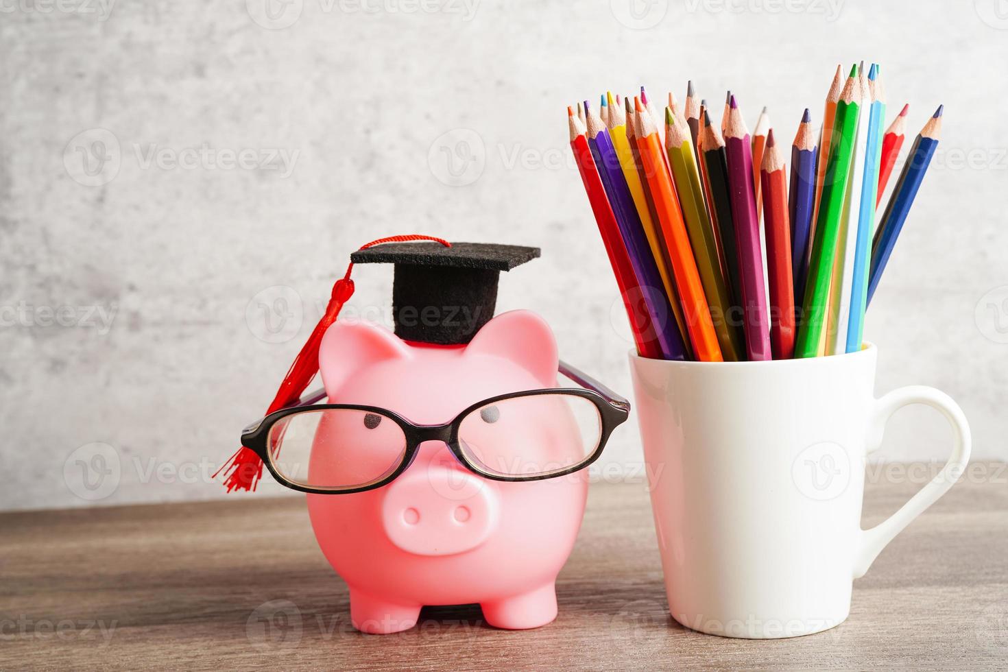 pigging bank usando anteojos con monedas y calculadora concepto de educación bancaria de ahorro. foto