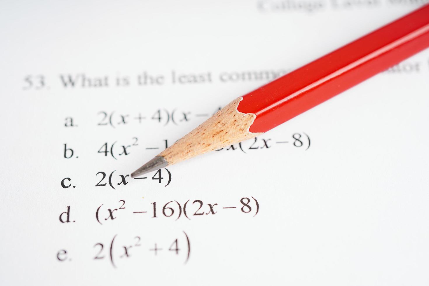 lápiz sobre papel de prueba de ejercicio de fórmula matemática en la escuela de educación. foto
