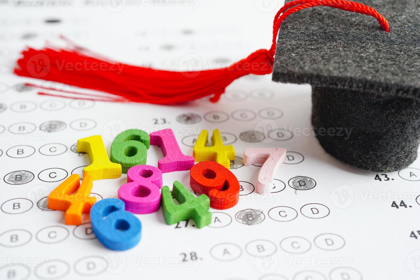 número de matemáticas con sombrero de brecha de graduación en la opción de prueba de la hoja de respuestas para aprender matemáticas, concepto de matemáticas educativas. foto