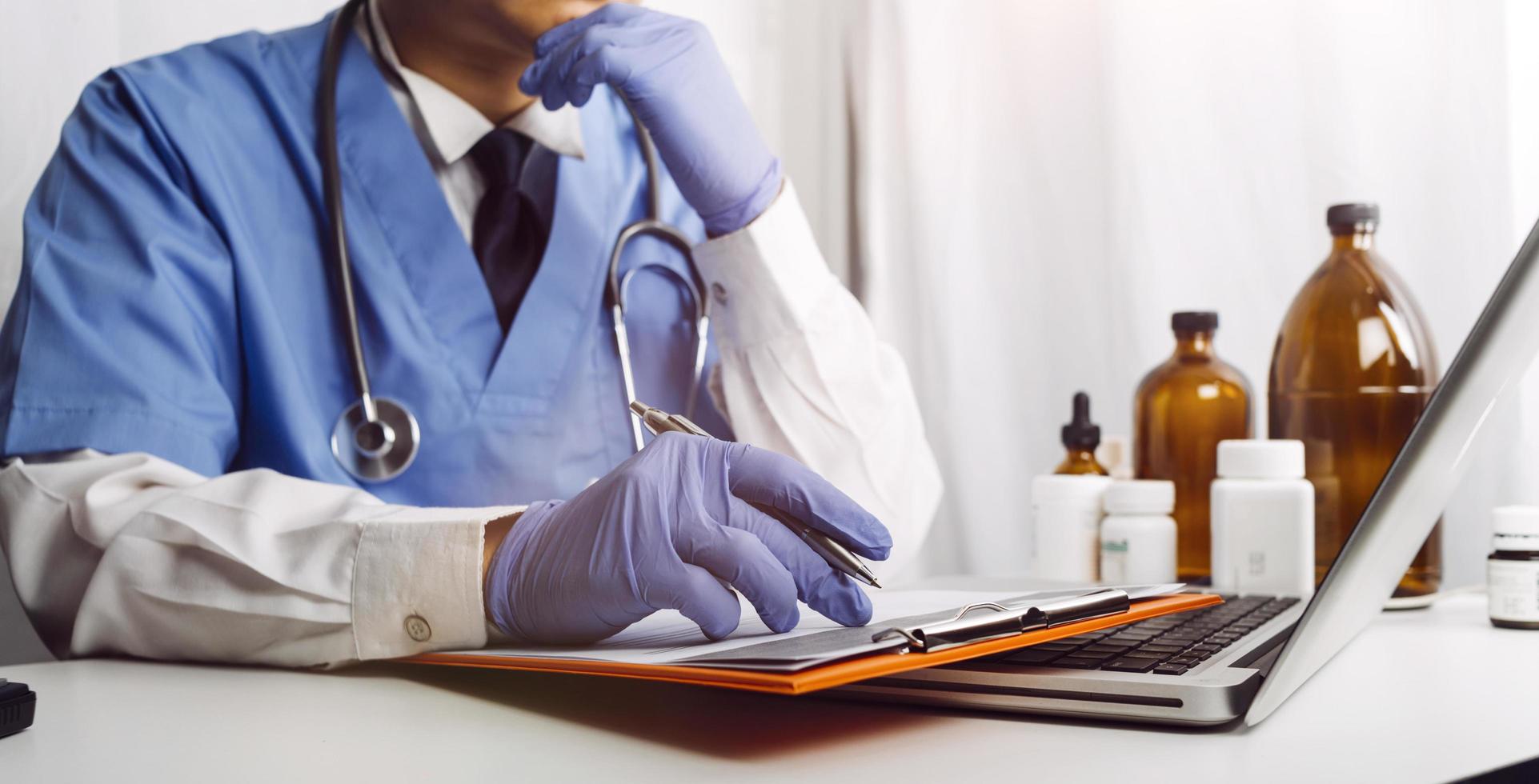 doble exposición del concepto de salud y medicina de tecnología. médicos que usan tableta digital y modernos iconos de interfaz de pantalla virtual banner panorámico, fondo borroso. foto