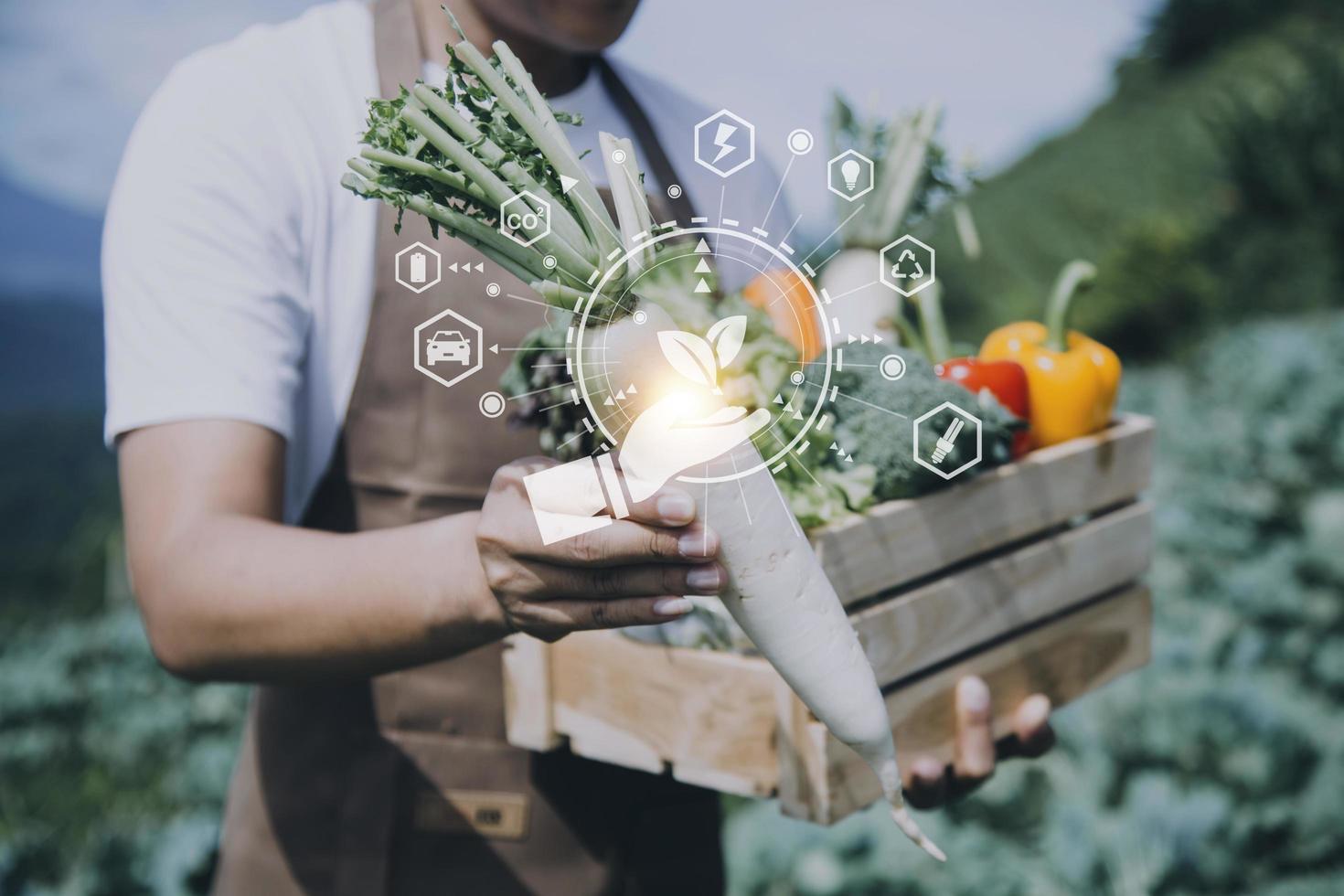 un hombre de negocios futurista cultiva verduras y cultivos usando tecnología moderna de inteligencia artificial usando teléfonos móviles, sensores de temperatura y humedad, rastreo de agua, control climático, íconos de datos holográficos. foto