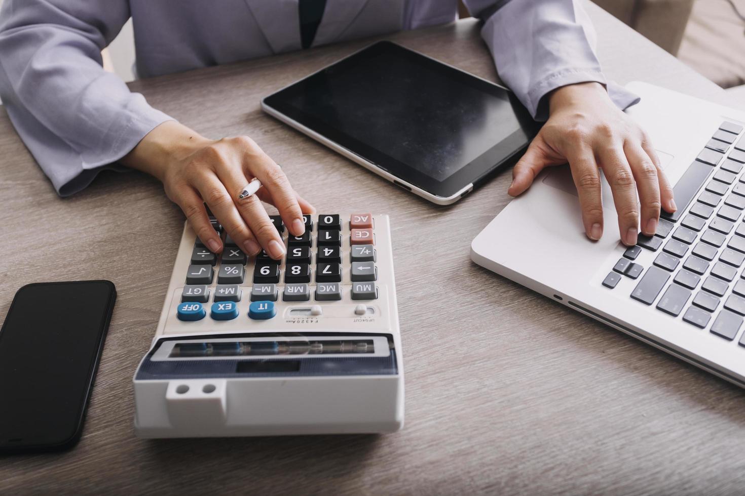 manos sosteniendo la tarjeta de crédito y usando la computadora portátil. las compras en línea foto