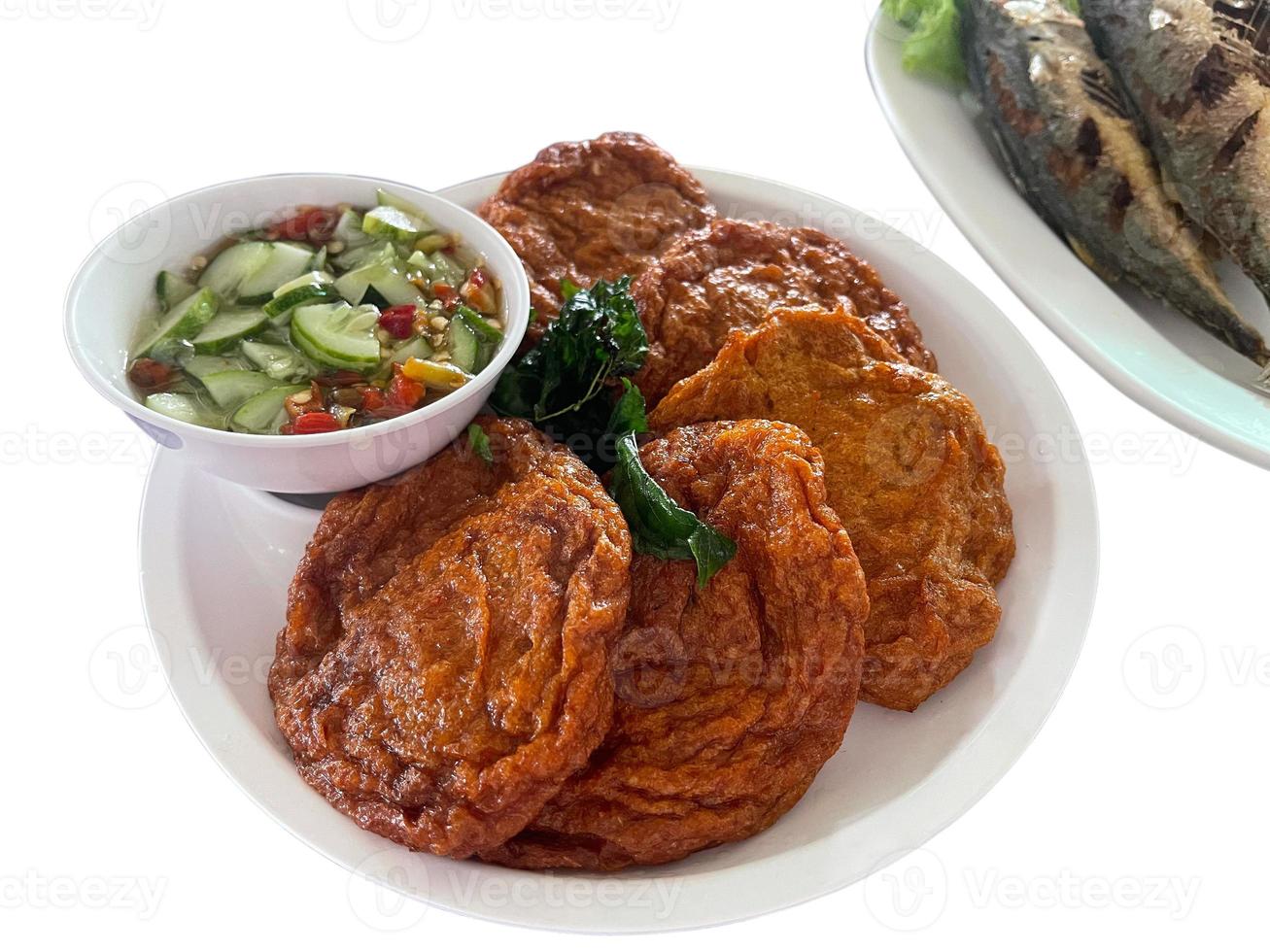 Tortas de pescado frito comida tradicional de Tailandia aislado sobre fondo blanco. foto