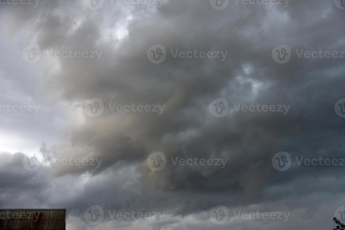 nubes de tormenta de tormenta negra en el horizonte en un día de verano. foto