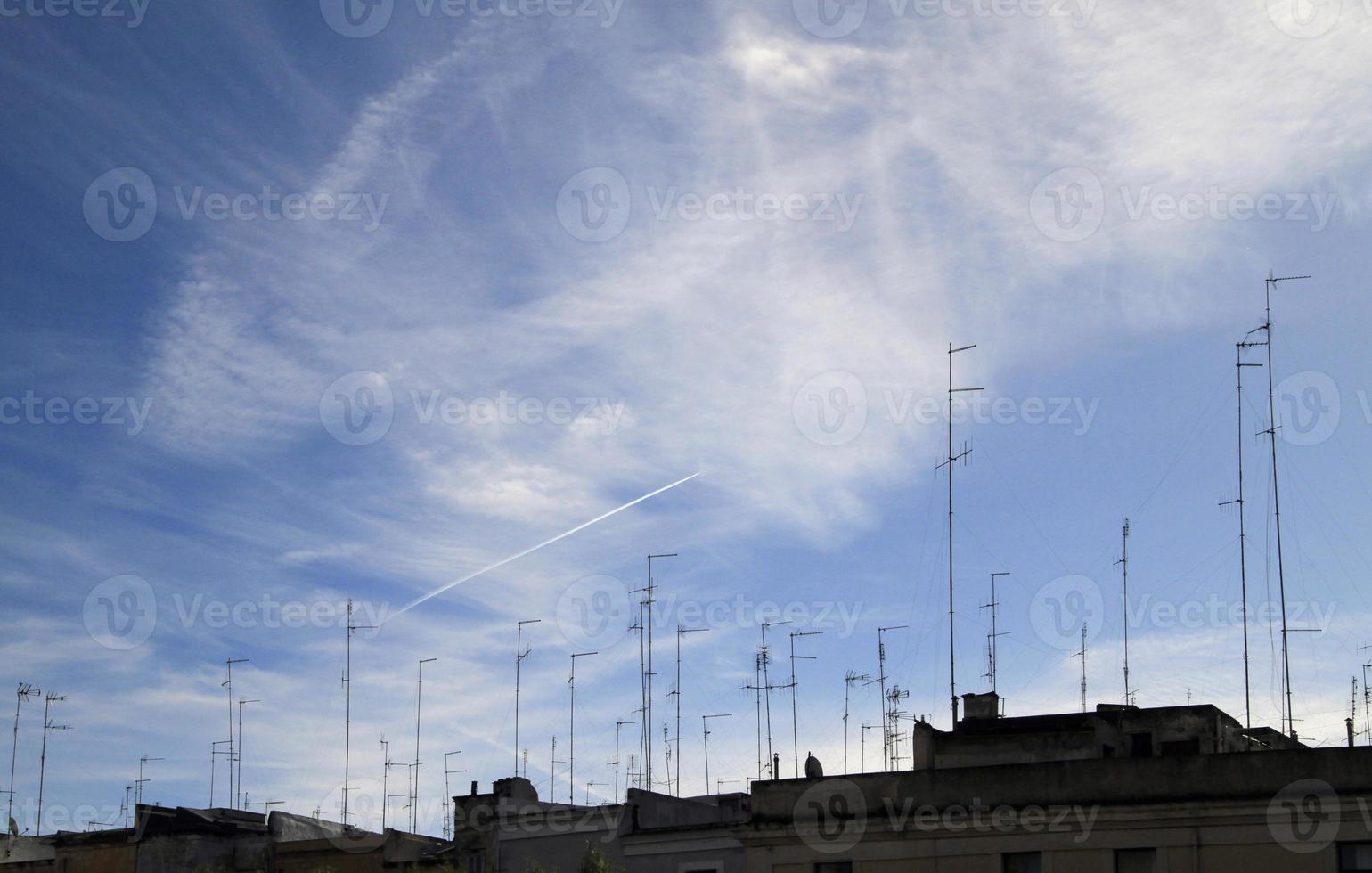 cielo azul sobre antenas en el casco antiguo de bari, italia foto