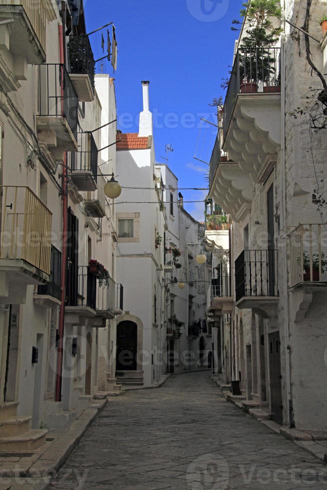 calle tranquila en un pueblo de Puglia, Italia foto