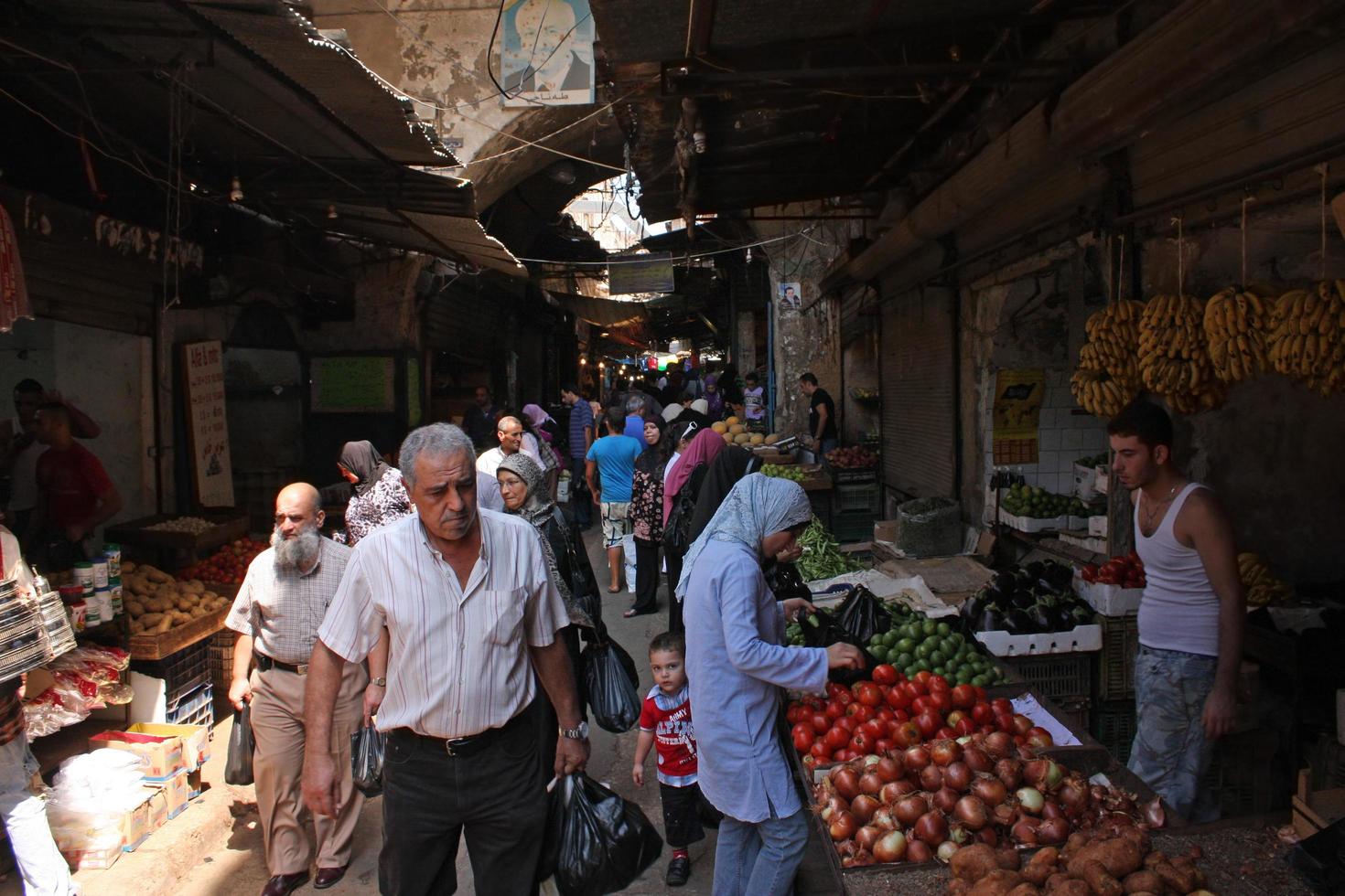 baalbek, líbano - 5 de julio de 2019 - habitantes de baalbek, líbano, comprando comestibles en un bazar. foto