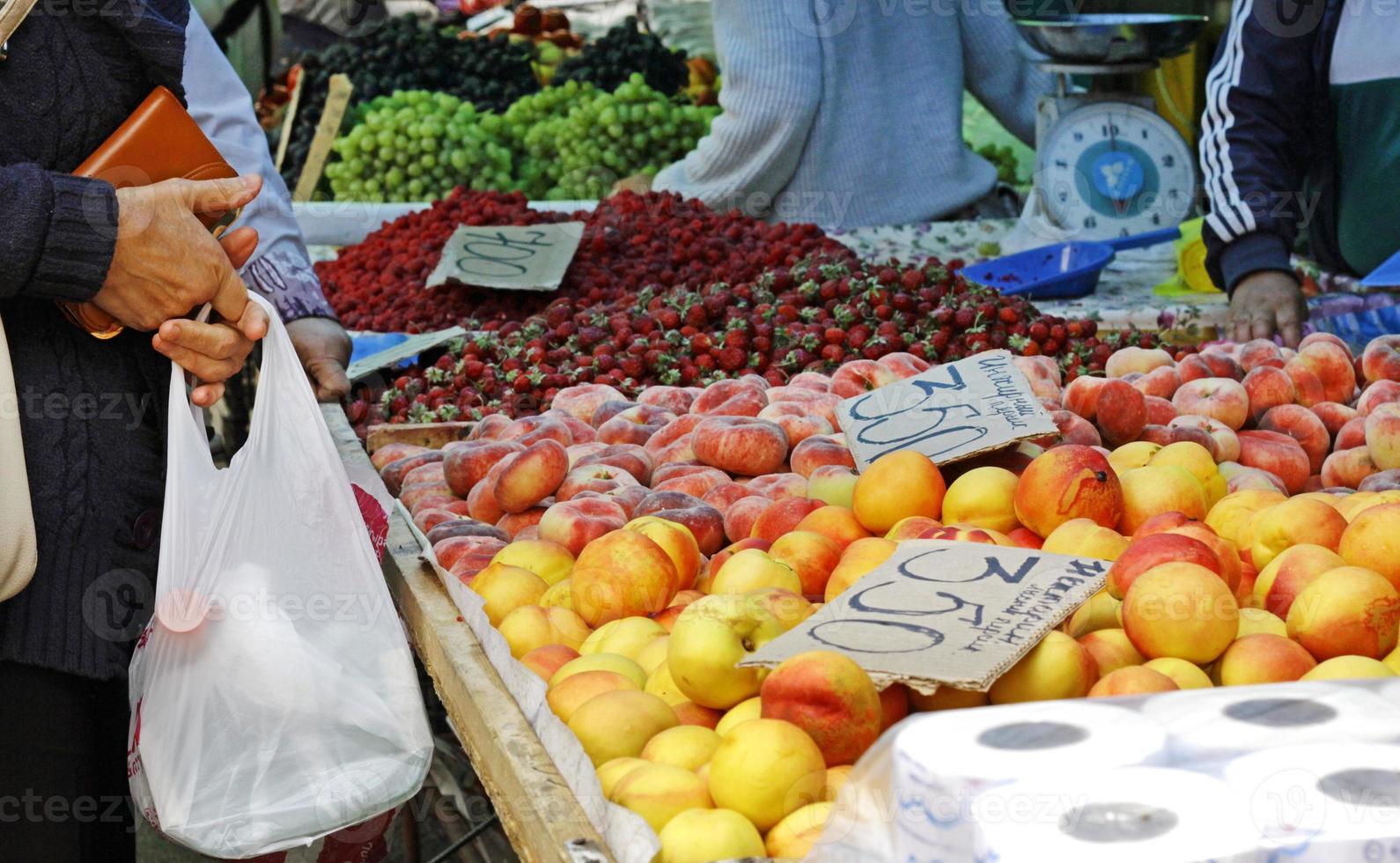 sección de frutas del famoso bazar verde en alamty, kazajstán foto