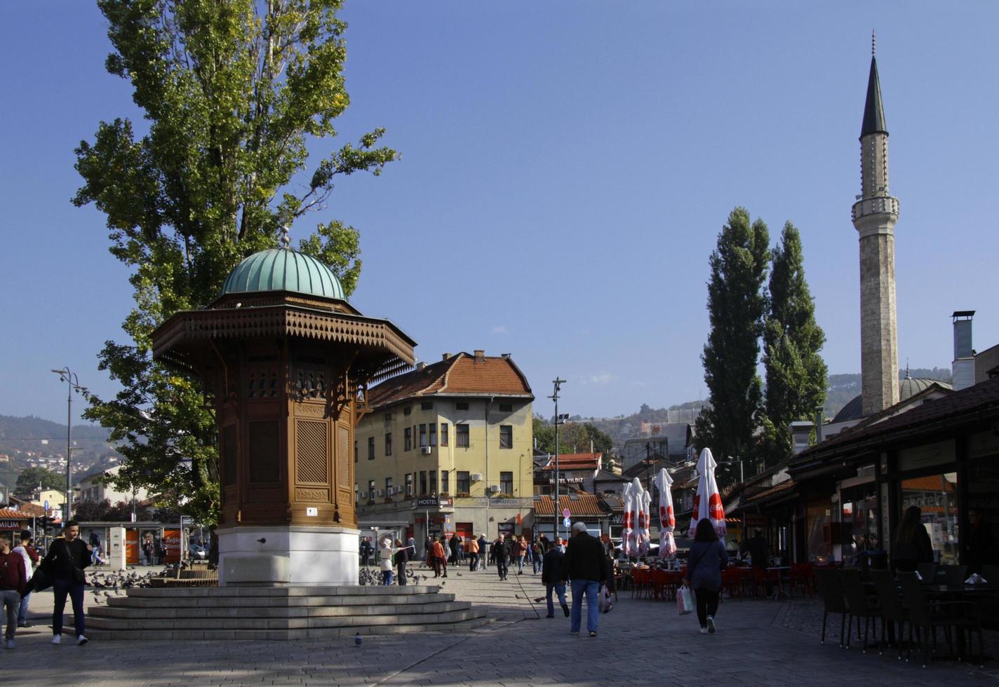 sarajevo, bosnia y herzegovina - 5 de octubre de 2018 - la gente acude a los cafés y trabaja en las horas de la mañana a través de la plaza de la ciudad de sarajevo. foto