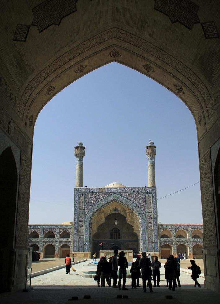 isfahan, irán - 15 de junio de 2018 - un grupo de jóvenes se reúne en la plaza de la mezquita jameh en isfahan, irán, en un día soleado. foto