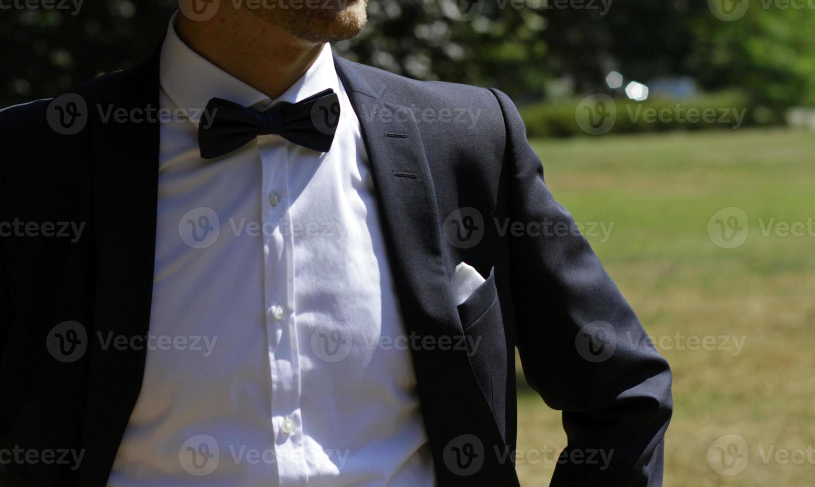 hombre vestido con traje y pajarita foto