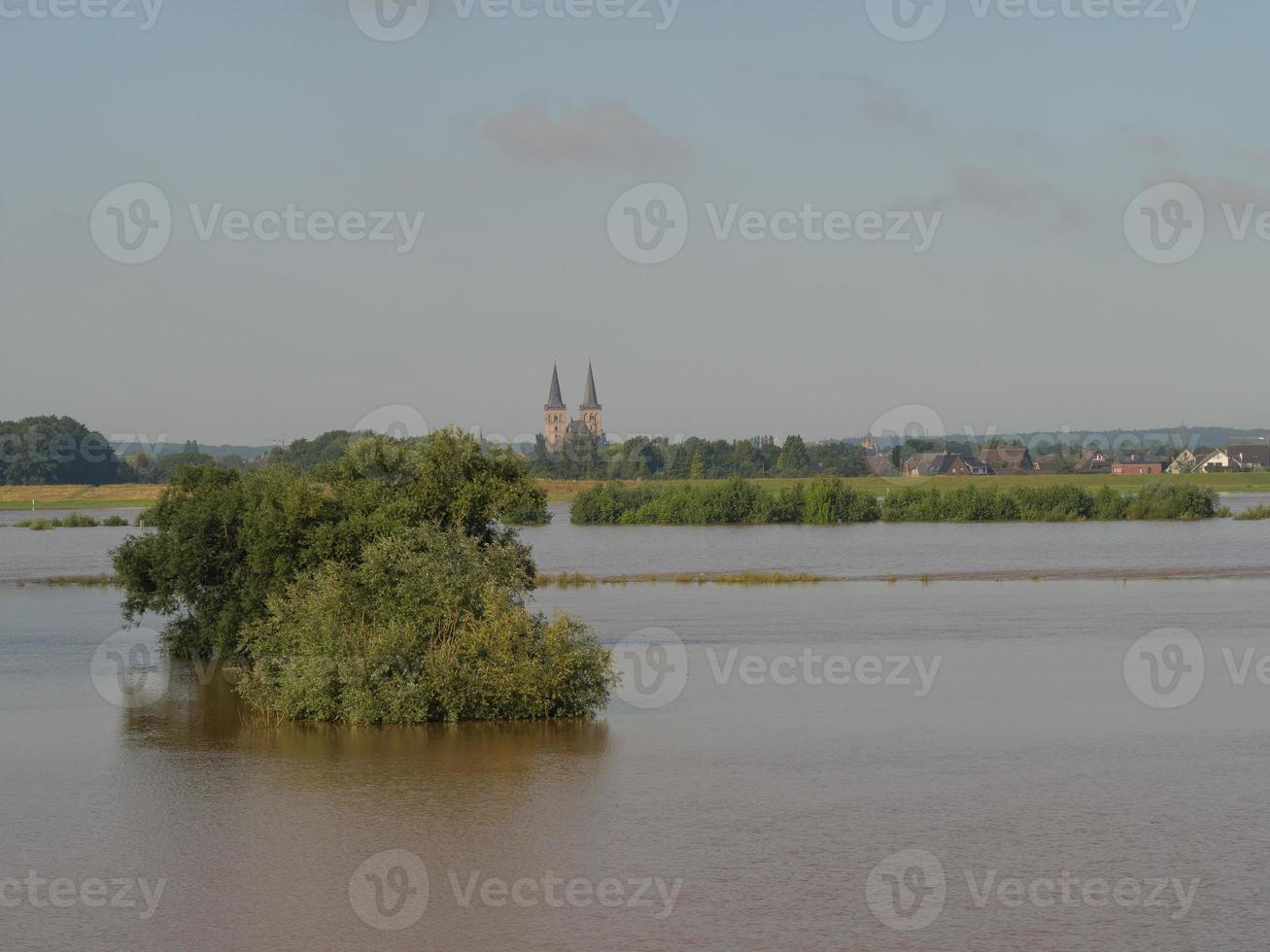 el río rin cerca de bislich foto