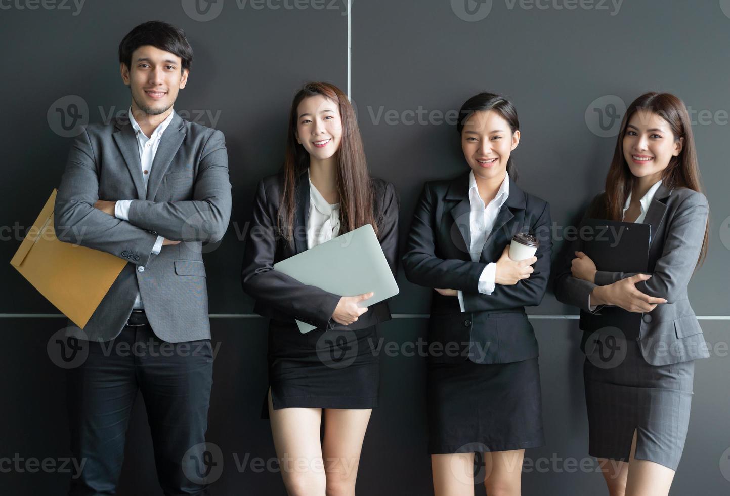 retrato de empresarios asiáticos posando en un edificio de oficinas foto