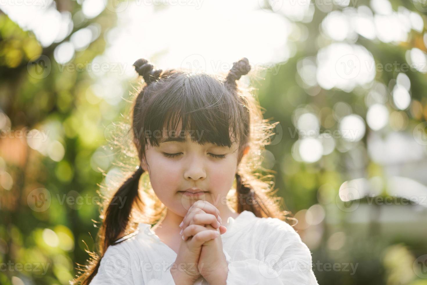 niña rezando. niño reza foto