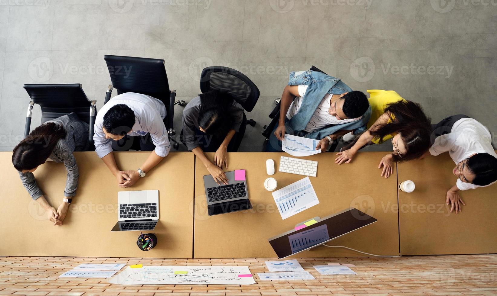 grupo de personas de negocios asiáticos reunión del equipo en el concepto de ideas y planificación de diseño de trabajo de oficina moderna foto