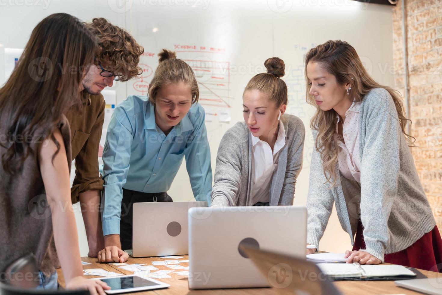 gente de negocios reunión del equipo creativo para nuevas ideas sobre proyectos de negocios en oficinas modernas foto