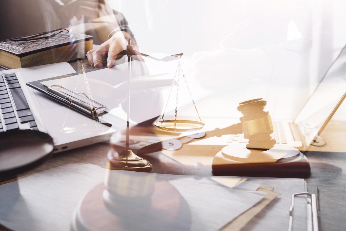 abogado masculino que trabaja con papeles de contrato y mazo de madera en tabel en la sala del tribunal. justicia y derecho, abogado, juez de la corte, concepto. foto