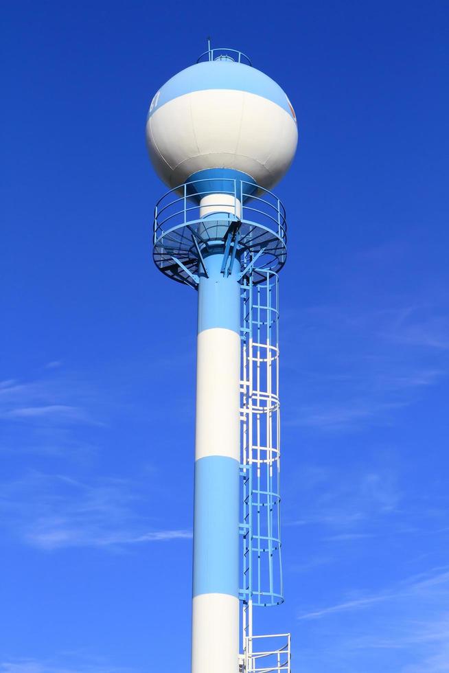 torre de agua contra el cielo azul foto