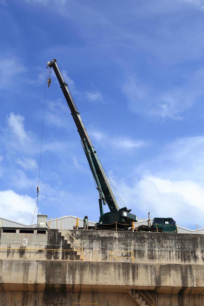 grúa automática en el sitio de construcción foto