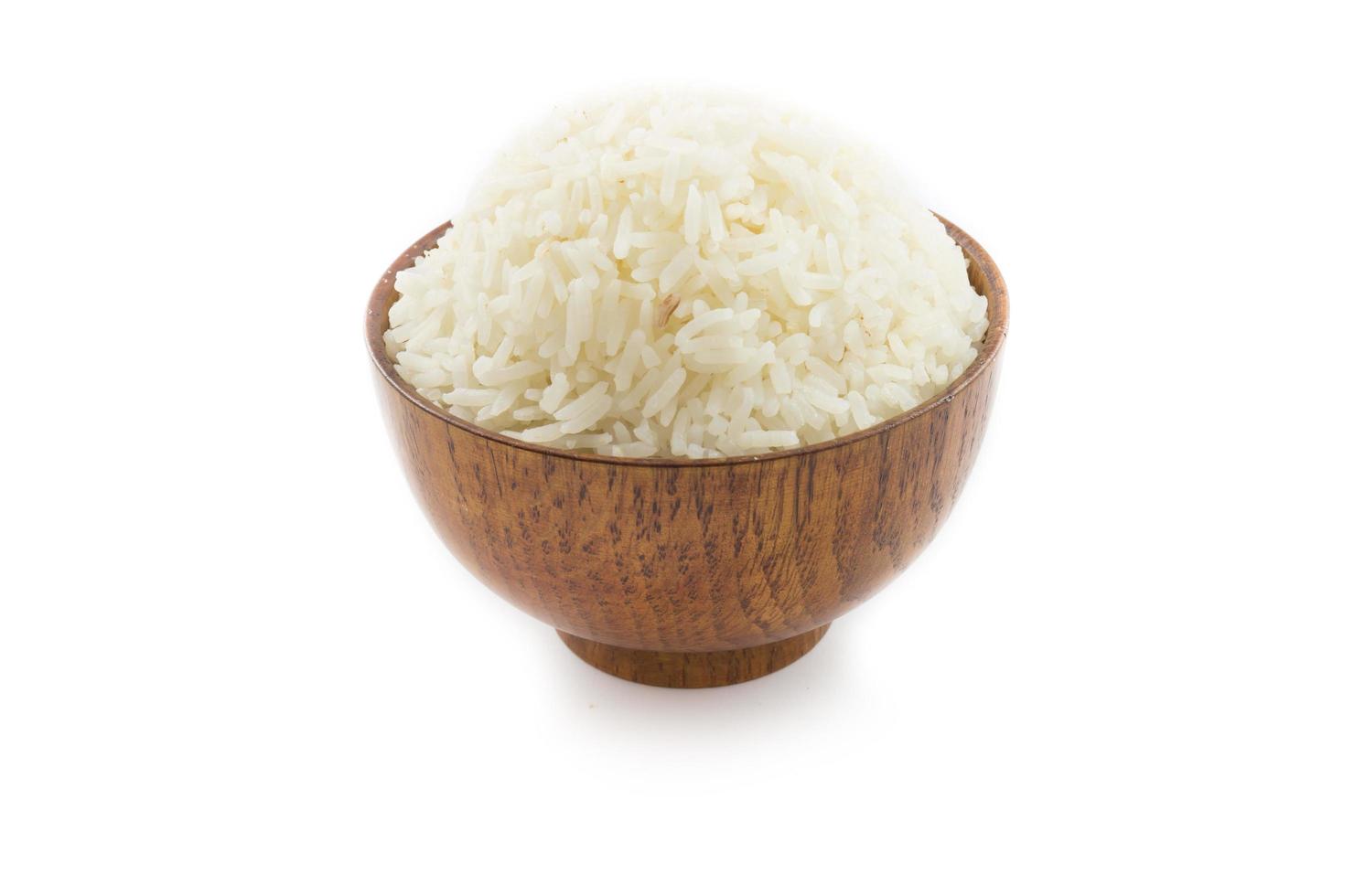 tazón de madera lleno de arroz jazmín sobre fondo blanco. arroz tailandés foto