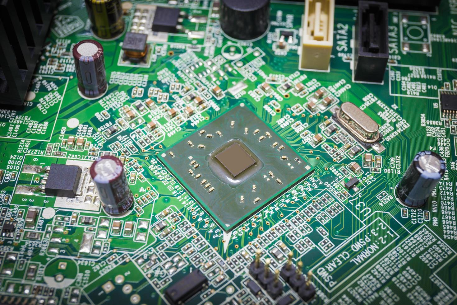 el primer plano de un microchip de cpu en un esquema en la placa base es una computadora importante para el corazón o circuitos electrónicos foto