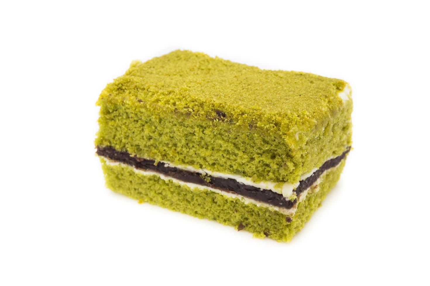 Primer plano japonés matcha pastel de té verde cheesecake sobre fondo blanco. foto