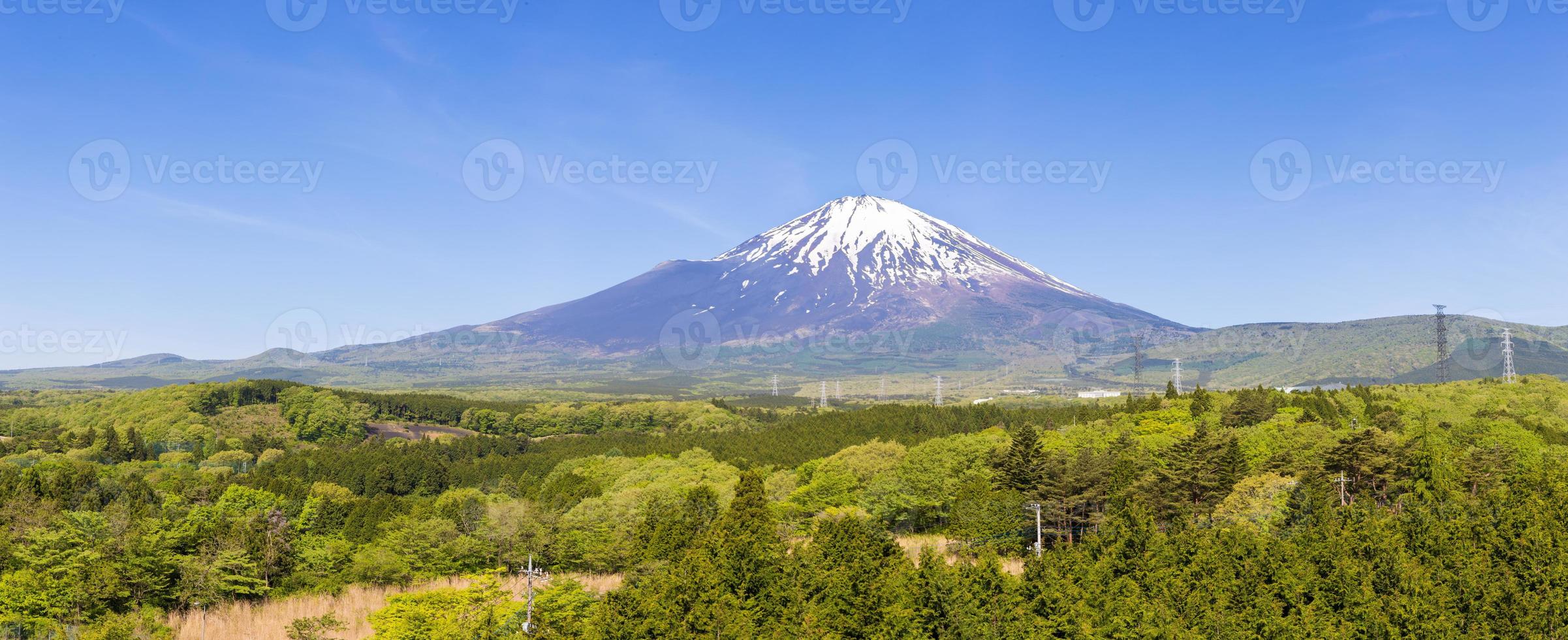 panorámica de la montaña fuji con fondo de cielo azul foto